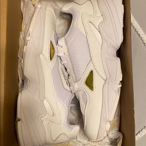 Adidas Falcon W size 6 Sneakers
